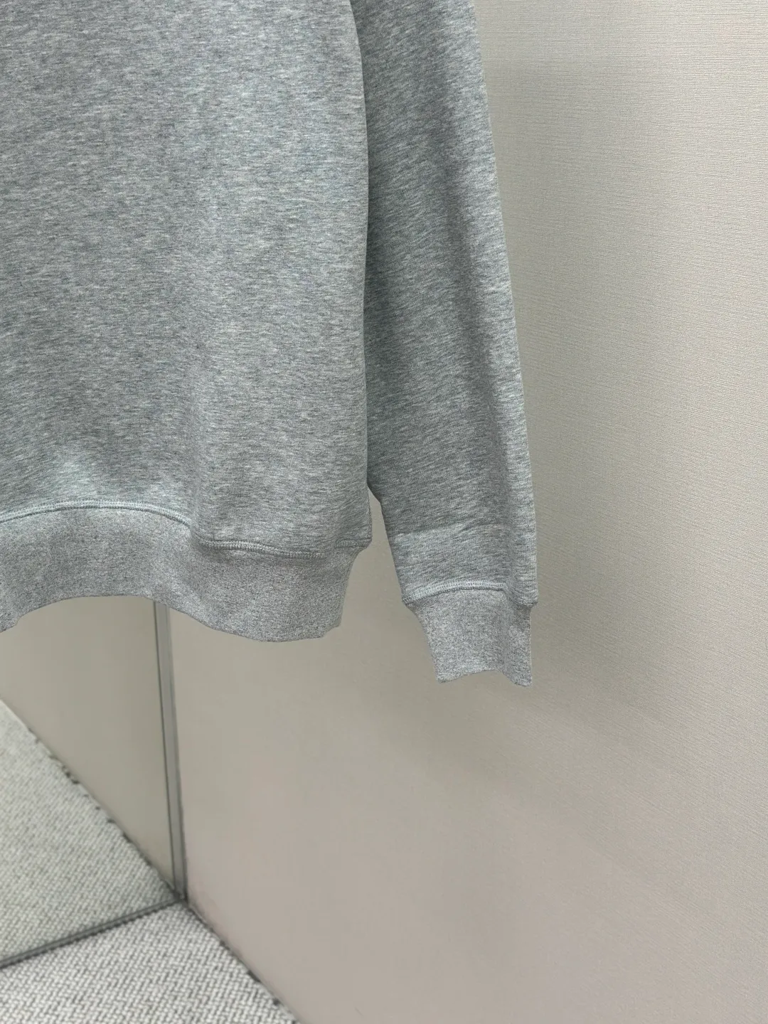 P290 [Same-origin fabric, exclusive new style, first choice for old money] Ralph Laure Ralph Lauren embroidered long-sleeved sweatshirt is made of cotton blended fabric, which is soft and tough to the touch. It has been finely spun and pre-shrunk, making it comfortable to the touch and not easy to deform. You don’t have to worry about shrinkage or pilling for daily wear and washing, and the texture is stable and online! The pony embroidery on the chest, despite the small size, has fine stitches and every stitch is perfectly stitched. The embroidery thread is pure in color and high in fastness. It is simple and high-end, highlighting the brand's iconic exquisite craftsmanship! The neckline is a classic round neck design, with an exquisite small V-shaped splicing design at the bottom. The workmanship is particularly neat, and the stitching in the circle is straight and even, without any distortion. It will not become loose and deformed after being worn for a long time. It fits the neck without being tight, and it is full of comfort! Scan the QR code on the label to enter the official website directly! It’s like adding an “identity pass” to clothes, and the quality is directly visualized ‼ ️ Size: S-XL